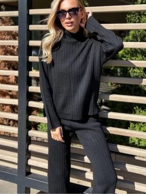 (9) NWT Ribbed Two-Piece Lounge Set in Black